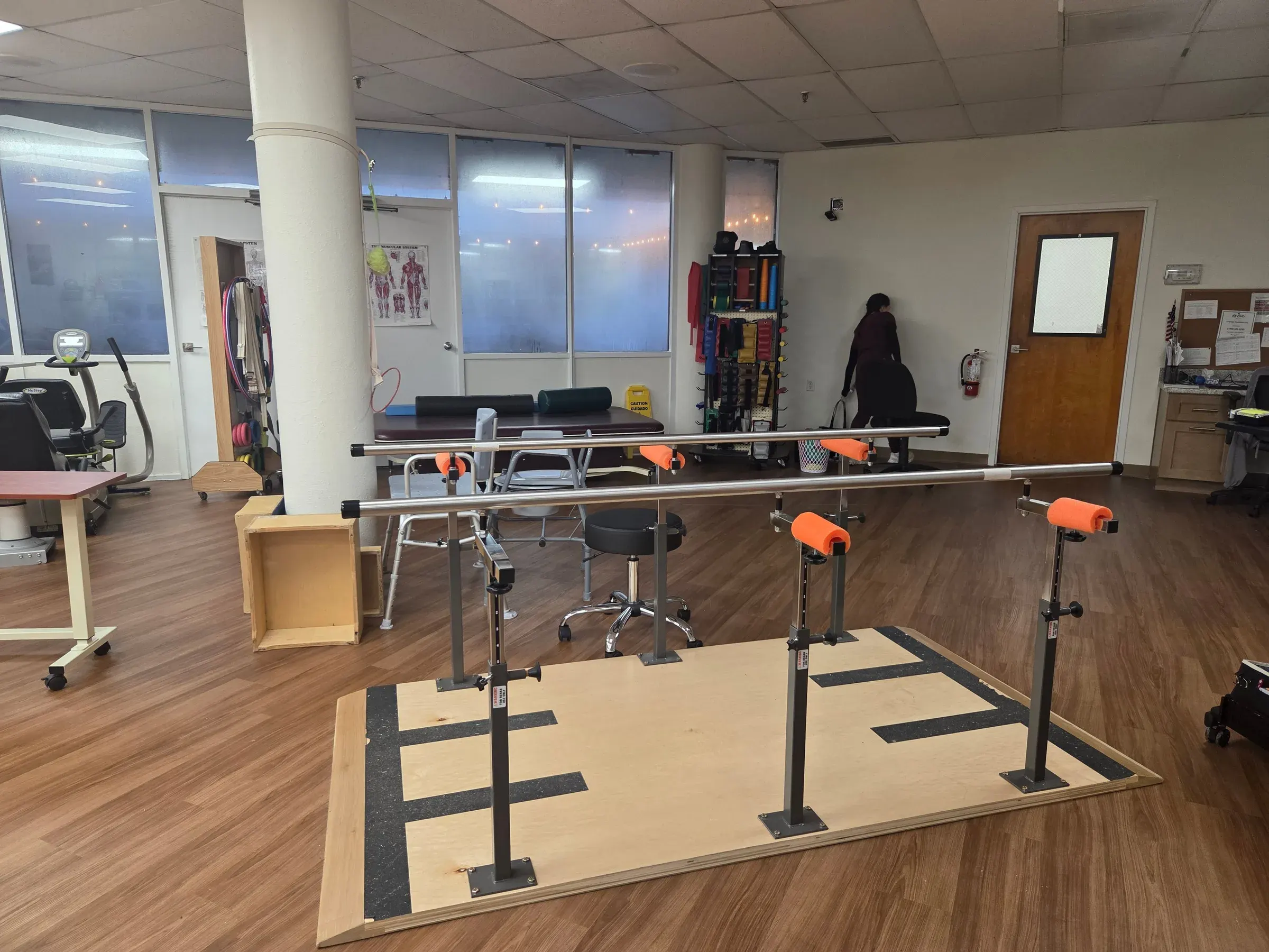 The therapy gym at Vivo Healthcare Taylor, with parallel bars